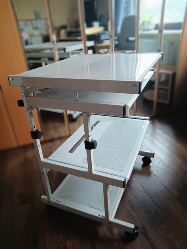 Tisch lichtgrau rollen 2 - pc-tisch,